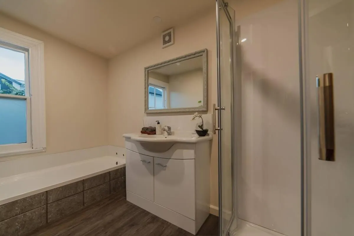 Peaceful City Cottage & Hot Tub Christchurch Holiday home