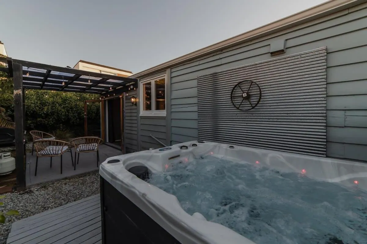 Peaceful City Cottage & Hot Tub Christchurch Holiday home